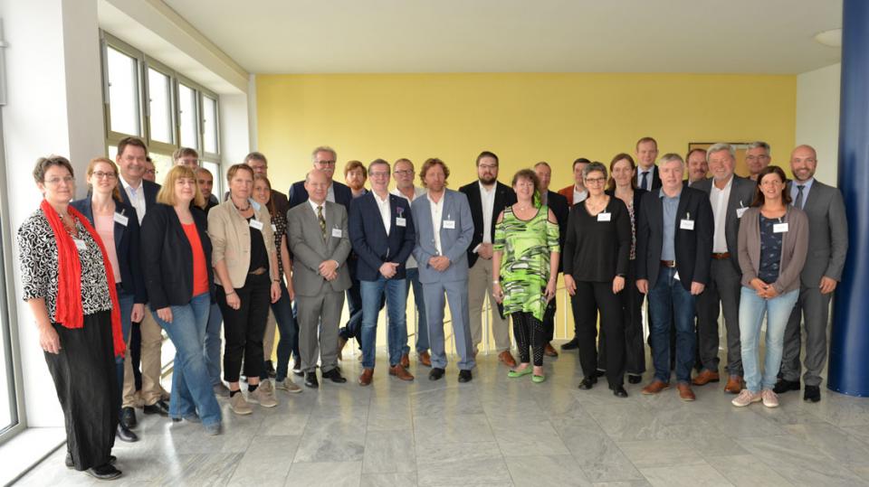 Staatssekretärin Milz mit den Mitgliedern der Steuerungsgruppe zur Engagementstrategie NRW