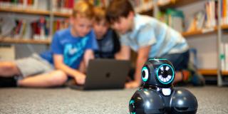 Wesseling Digital: Kinder am Laptop programmieren Mini-Roboter