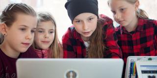 Freie Netzwerker e.V.: Junge Mädchen arbeiten am Laptop 