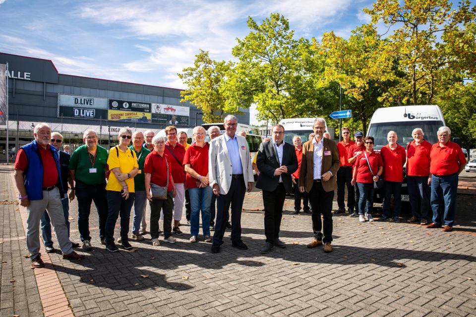 Minister Oliver Krischer mit Bürgerbusfahrer/innen beim Bürgerbustag 2022.