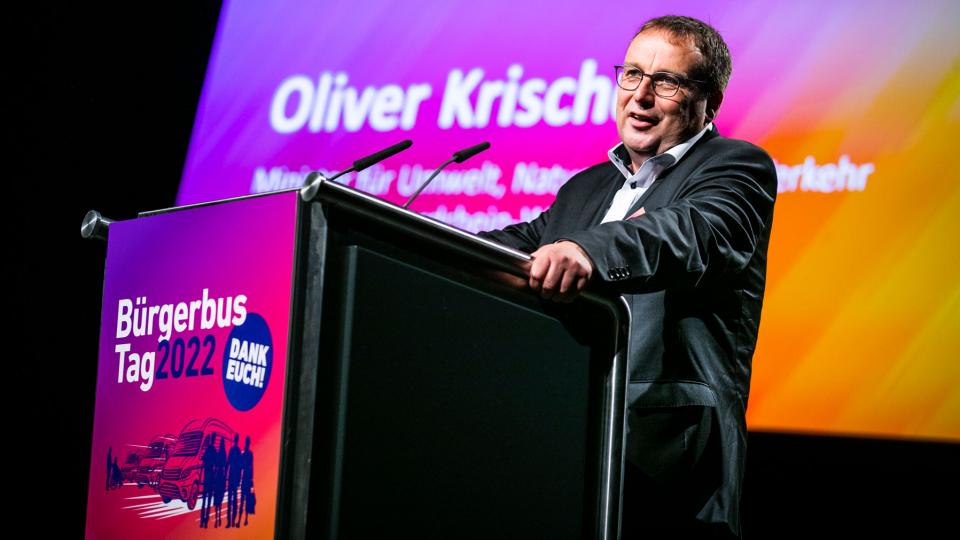 Oliver Krischer hält eine Rede beim Bürgerbustag 2022