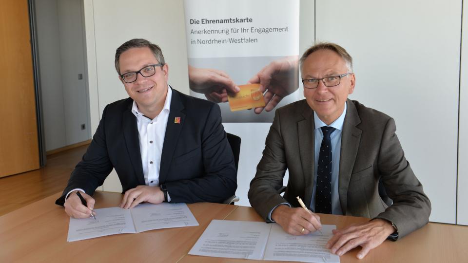 Bürgermeister Henneböhl und Referatsleiter Kersting bei der Unterzeichnung