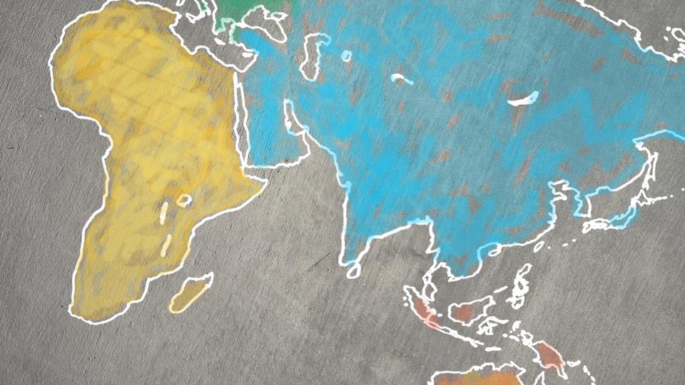 Ausschnitt einer gemalten Weltkarte, auf dem die Umrisse der Kontinente Afrika, Asien, Australien und Europa zu sehen sind.