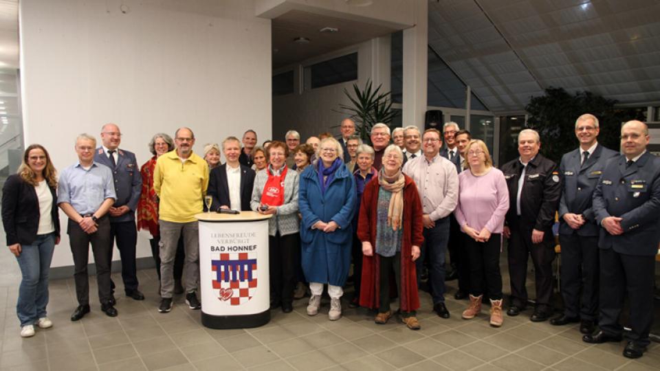 Im Rahmen einer Feierstunde im Rathaus wurden anlässlich des internationalen Tags des Ehrenamts von Bürgermeister Otto Neuhoff die ersten 30 Jubiläums-Ehrenamtskarten überreicht