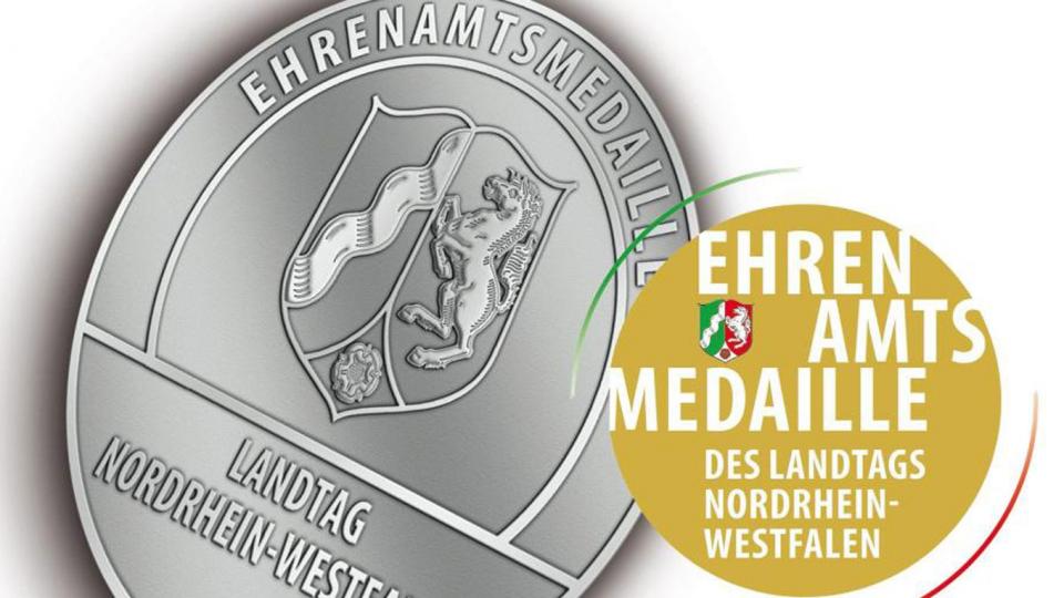 eine silberne Medaille mit NRW Wappen und Schriftzug »Ehrenamtsmedaille« daneben goldener Kreis in dem steht: Ehrenamtsmedaille des Landtags Nordrhein-Westfalen