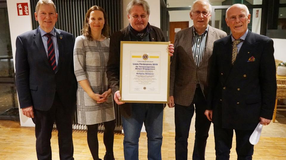 (v. re.) Hans-Peter Götz und Harro Gehrke vom Lions Club sowie Bürgermeister Frank Hasenberg und Marietta Elsche freuen sich mit dem Preisträger Wolfgang Wehmeier.