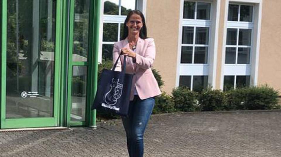 Bürgermeisterin Imke Heymann mit Präsenttasche
