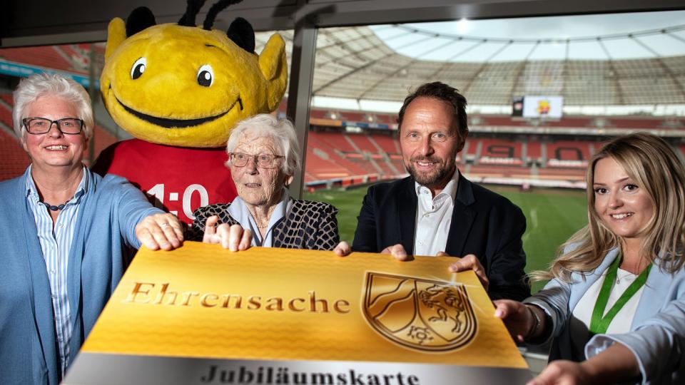 Tag des Ehrenamtes: Alina Reit (Stadt Leverkusen), Uwe Richrath (Oberbürgermeister), Waltraud Liesenklas und Monika Berger-Lohr (von rechts)