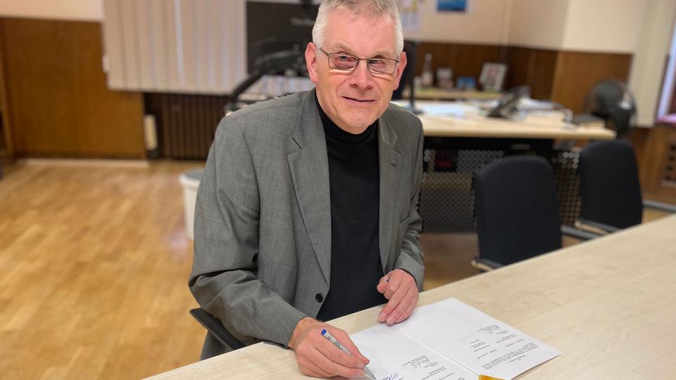 Bürgermeister Ludger Banken bei der Unterzeichnung der Vereinbarung mit dem Land NRW