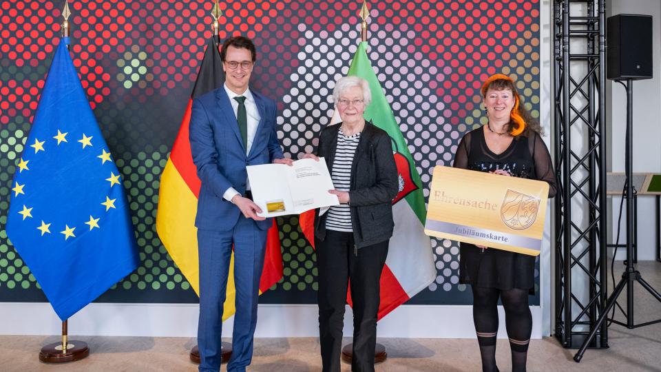 Verleihung der Jubiläums-Ehrenamtskarte NRW an Monika Fünfzig aus Köln