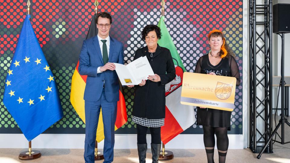 Verleihung der Jubiläums-Ehrenamtskarte NRW an Claudia Seidensticker-Fountis aus Düsseldorf 