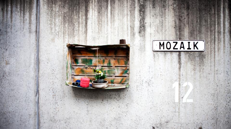 Mozaik – Schild und Installation
