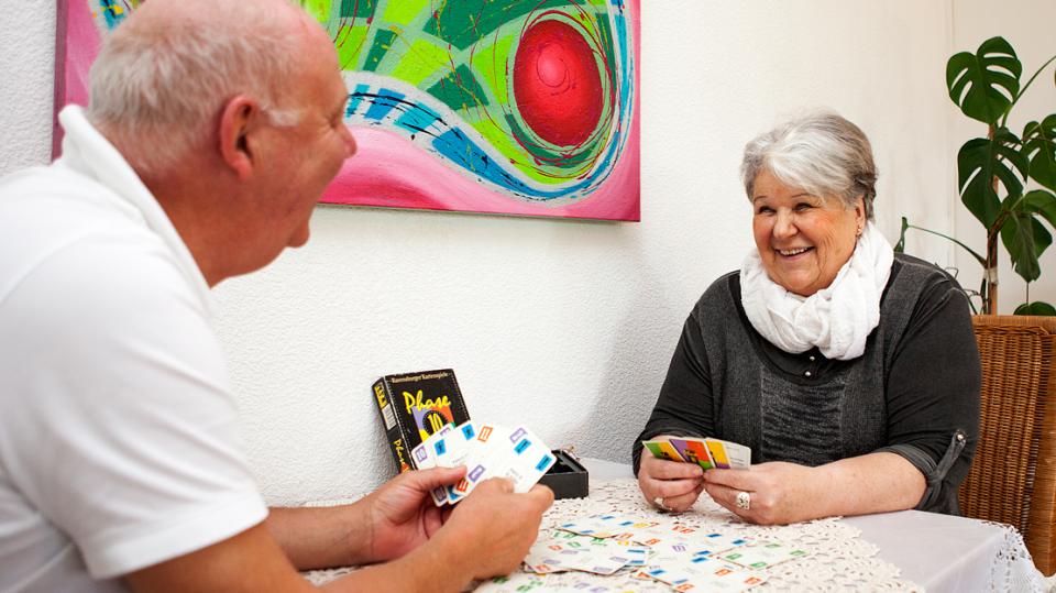 BBG eG – Mann und Frau spielen gemeinsam Karten