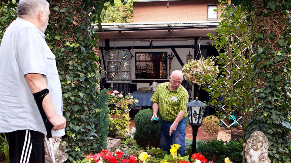 BBG eG – Mann hilft Mann an Krücken im Garten