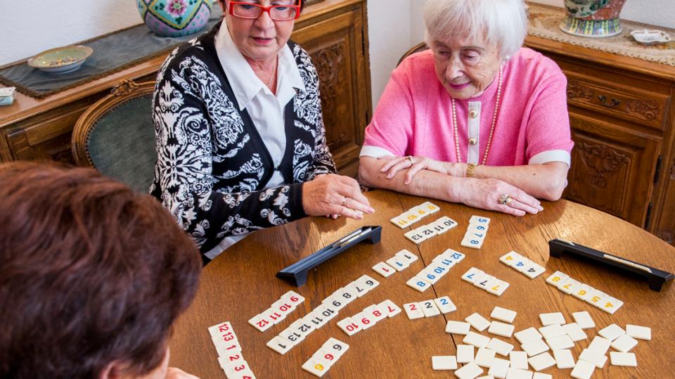 Nachbarschaftshilfe Kölsch Hätz – Drei ältere Damen spielen Scrabble