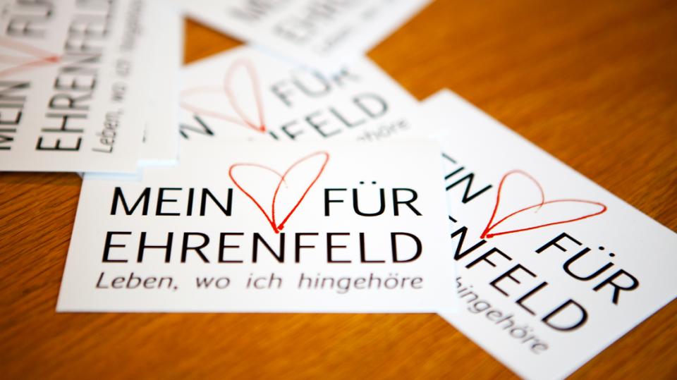 Nachbarschaftshilfe Kölsch Hätz - Sticker "Mein Herz für Ehrenfeld" auf einem Tisch