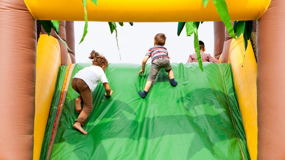 SpielTräume Birgden e.V. – Kinder klettern Rutsche hoch
