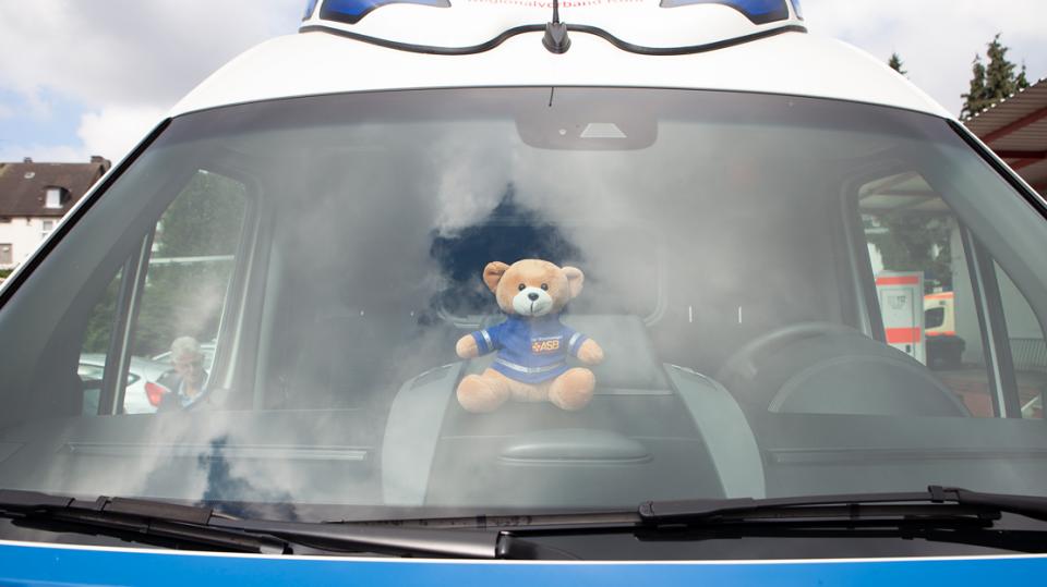 ASB Wünschewagen – Wünschewagen von vorne mit Teddy hinter Frontscheibe