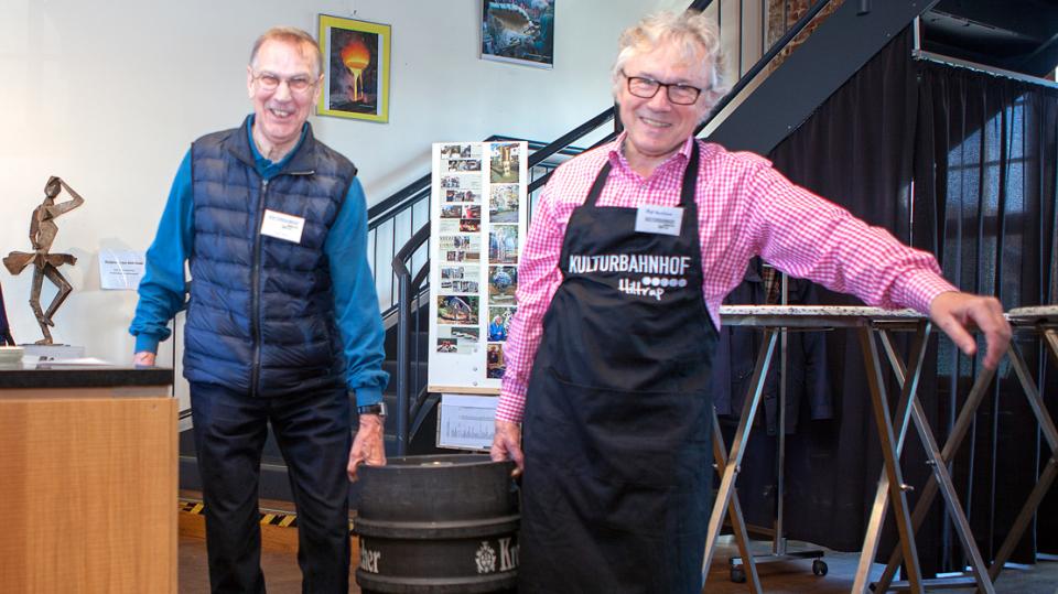 Kulturbahnhof Hiltrup: Helfer tragen Fass Bier 