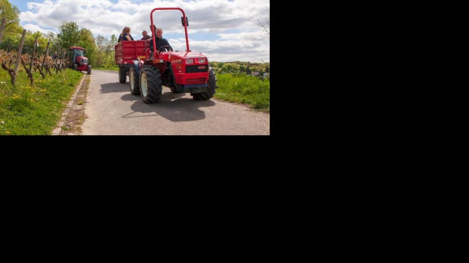 Naturschutz Siebengebirge: Traktor transportiert Naturschützer-Team