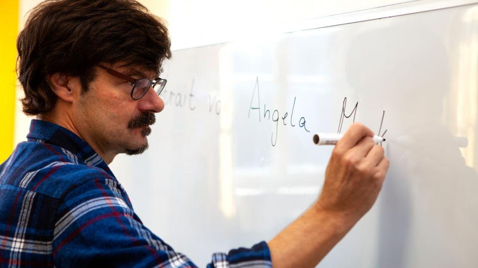 Holschentor: Lehrer schreibt auf Tafel