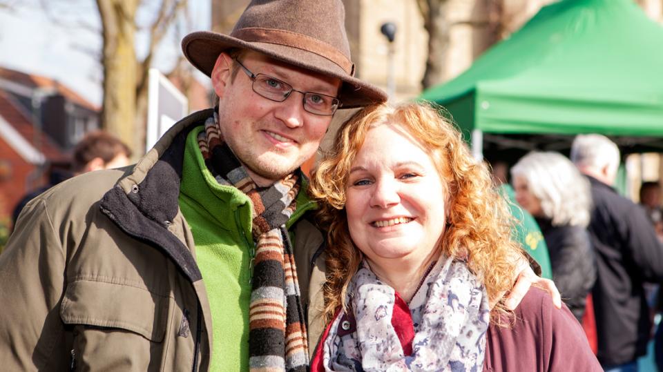 Bürger für Brünen e.V.: Paar lächelt auf Dorfplatz