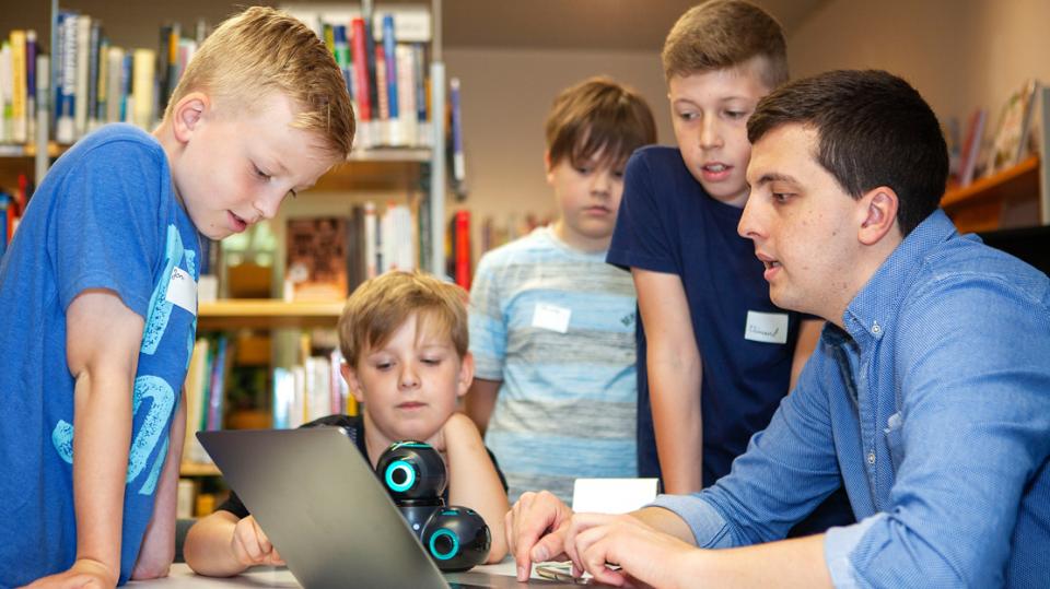 Wesseling Digital: Lehrer erklärt Kindern Progammierung am Laptop