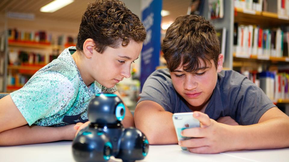 Wesseling Digital: Zwei Jungs steuern Roboter mit Smartphone