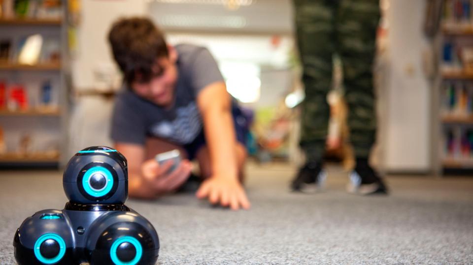 Wesseling Digital: Jungs steuern Roboter