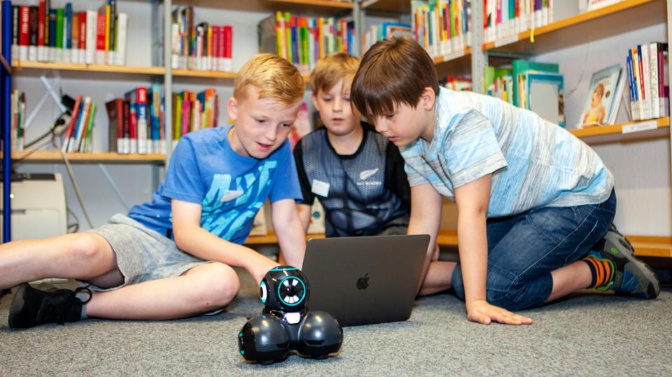 Wesseling Digital: Kinder programmieren Roboter mit Laptop
