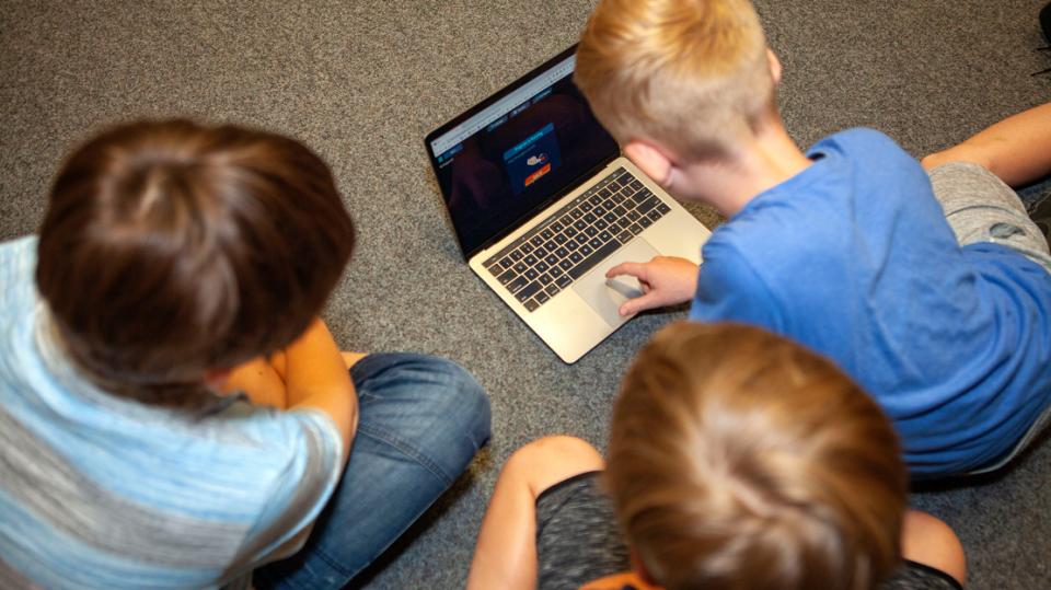 Wesseling Digital: Jungs am Laptop
