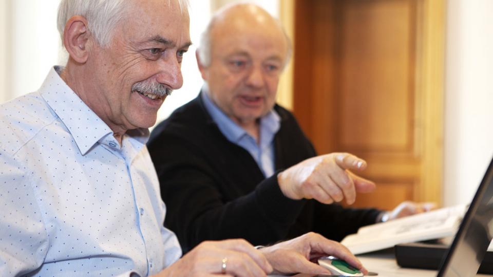 Heimatverein Riesenbeck e.V.: Zwei Herren arbeiten an Laptops