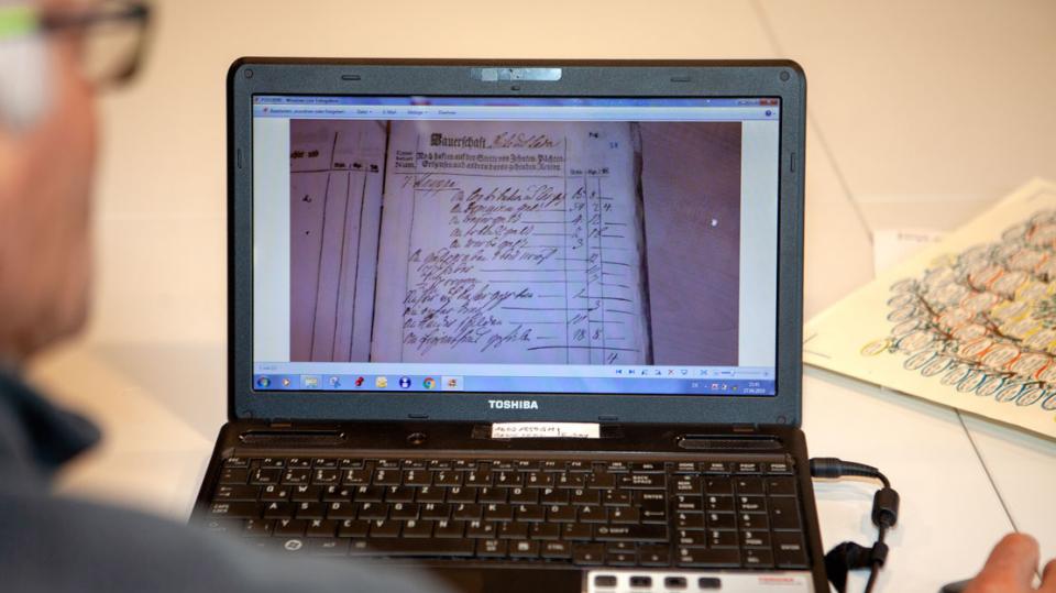 Heimatverein Riesenbeck e.V.: Dokument wird am Laptop gescannt. 