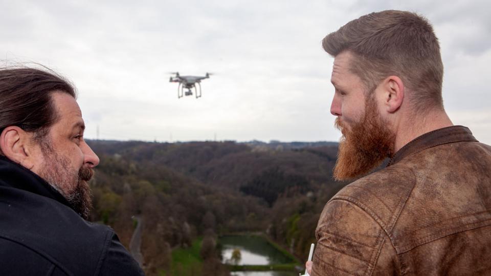 Freie Netzwerker e.V.: Engagierte unterhalten sich. Drohne fliegt im Hintergrund. 
