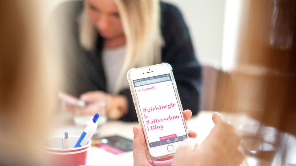 intombi e.V.: Smartphone zeigt Hashtag #girlsforgirls