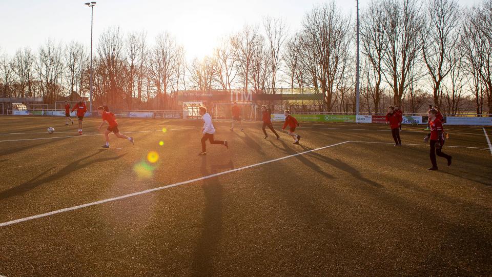 Junge Spieler spielen Fussball auf einem Fussballplatz