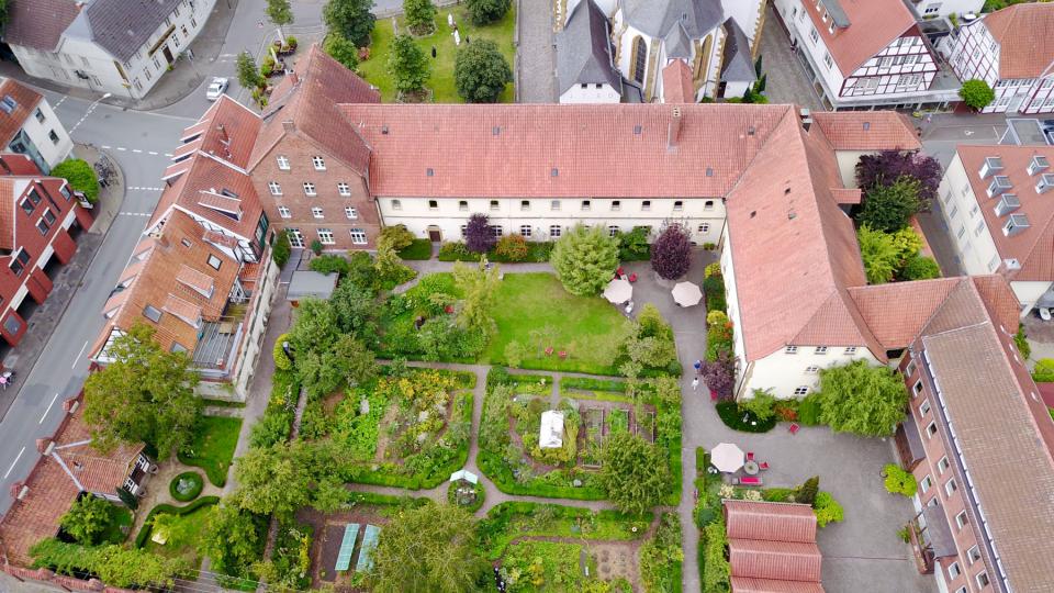 eine Luftaufnahme, die das Kloster Wiedenbrück und dessen Garten im Inneren zeigt