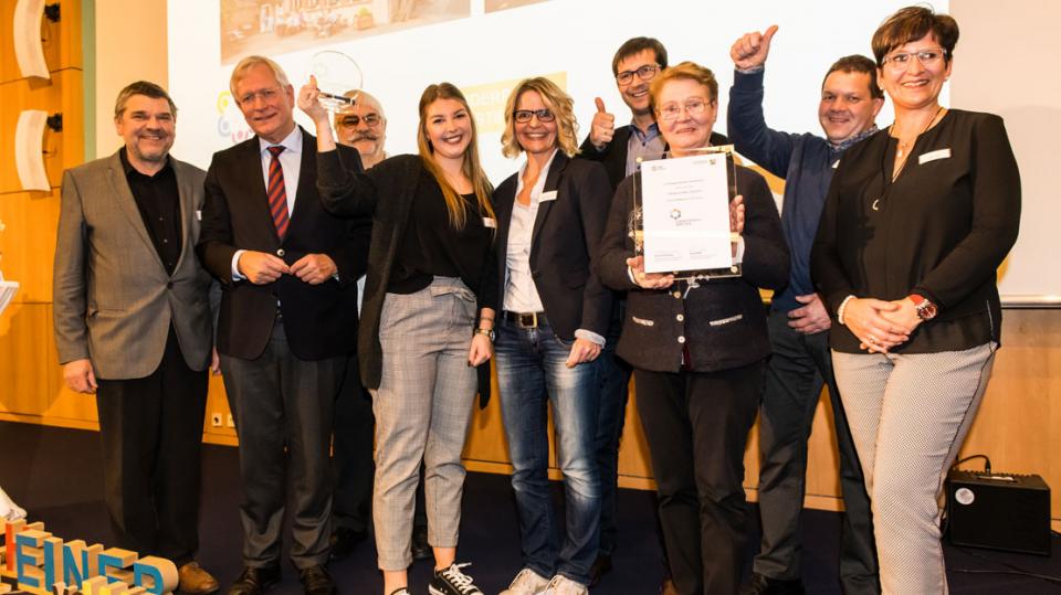Preisverleihung Engagementpreis NRW 2018: Sonderpreis NRW-Stiftung: Tante Emma macht Schule - Frohngauer Dorftreff Alte Schule e.V. 