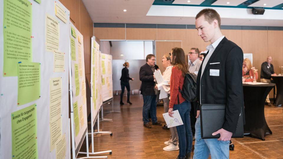 Veranstaltung Engagementstrategie Siegburg - Interessierte blicken auf Pinnwände