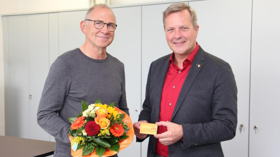 Gerd-Peter Grundmann (l.) nahm die 600. Ehrenamtskarte von Bürgermeister Jürgen Kleine-Frauns (r.) entgegen
