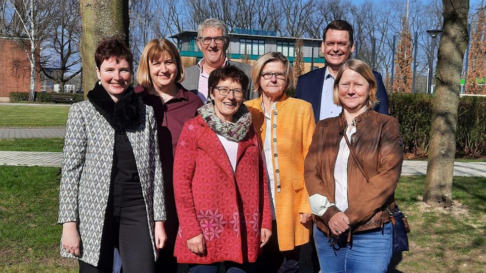 Die sieben Sprecherinnen und Sprecher des Netzwerks bürgerschaftliches Engament NRW stehen gruppiert in einem Park.