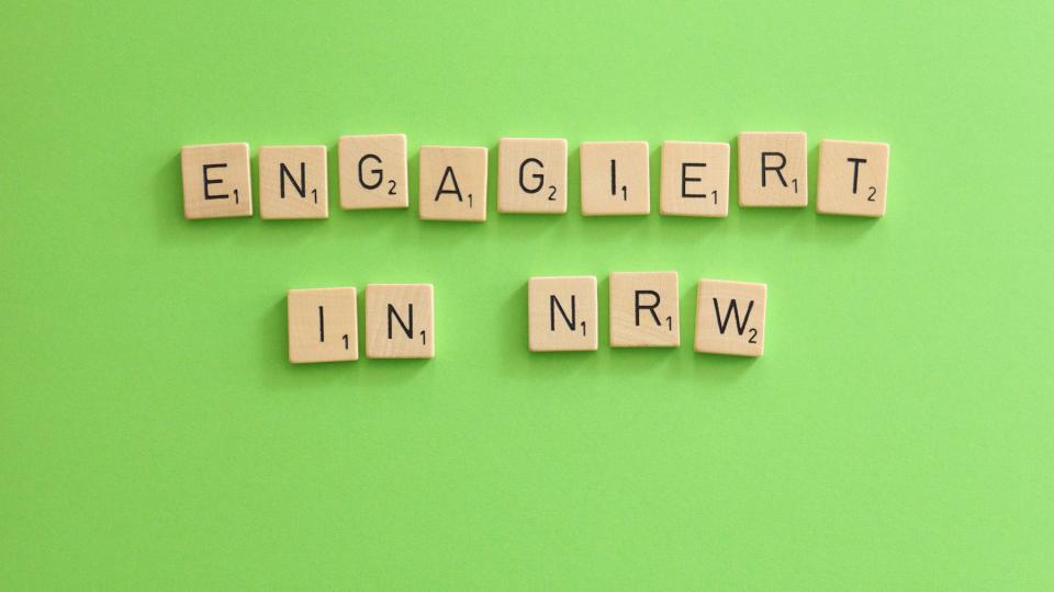 Scrabble-Steine: Engagiert in NRW