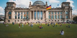 Viele Menschen auf der Wiese vor dem Deutschen Bundestag