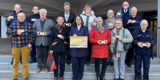 Bürgermeisterin Ulrike Westkamp zusammen mit den ersten, engagierten Karteninhabern der Jubiläums-Ehrenamtskarte NRW in Wesel