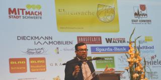 Bürgermeister Dimitrios Axourgos begrüßt die Ehrenamtlichen zur Erstvergabe der Ehrenamtskarte NRW