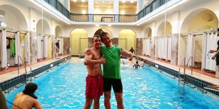 Teilnehmende (Nicht-)Schwimmer in der Elisabeth-Halle in Aachen
