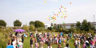 SpielTräume Birgden e.V. – Gruppe lässt Luftballons steigen
