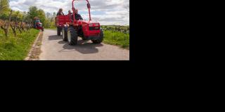 Naturschutz Siebengebirge: Traktor transportiert Naturschützer-Team