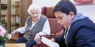 Besuch für Dich – Junge liest Seniorin vor