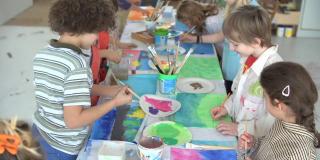 Kinder malen am Tisch